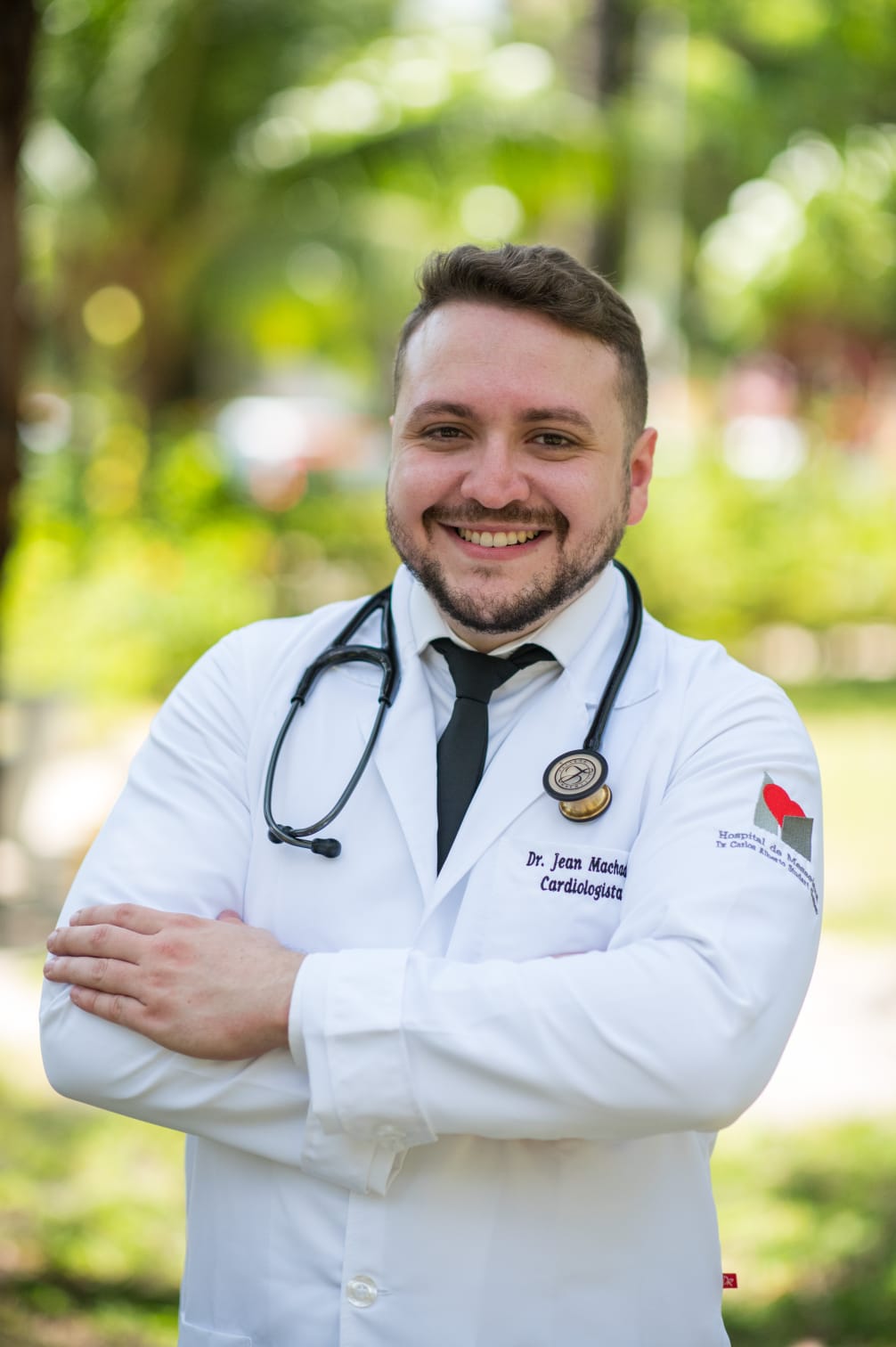Dr. Jean Machado, médico cardiologista com estetoscópio, Fortaleza-CE